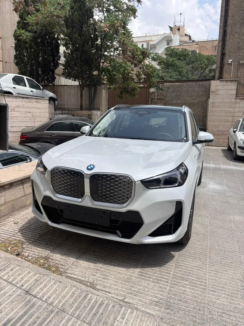 ب ام و  iX1